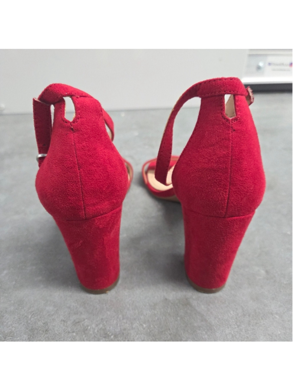 Kelly & Katie Red Block Heel Sandals Size 6.5 - Picture 2 of 3